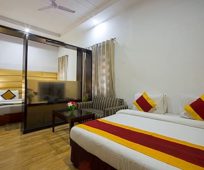 https://imgcld.yatra.com/ytimages/image/upload/t_hotel_yatra_city_desktop/v1500890864/Hotel/New Delhi/00005447/Family_Room_d8KKIP.jpg